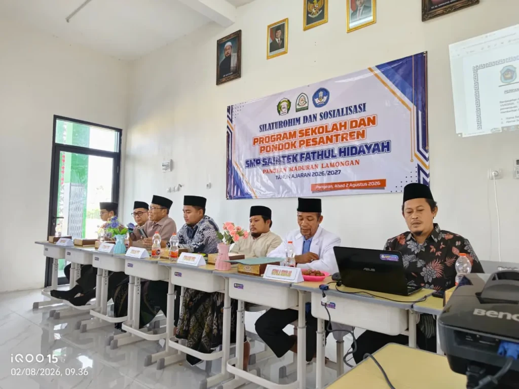 Program Robotika SMP Saintek Fathul Hidayah Lamongan: Membangun Generasi Kreatif dan Siap Menghadapi Era Digital